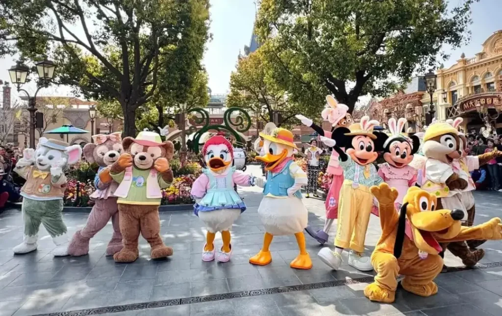 live entertainment show with Disney characters in Shanghai Disneyland parade